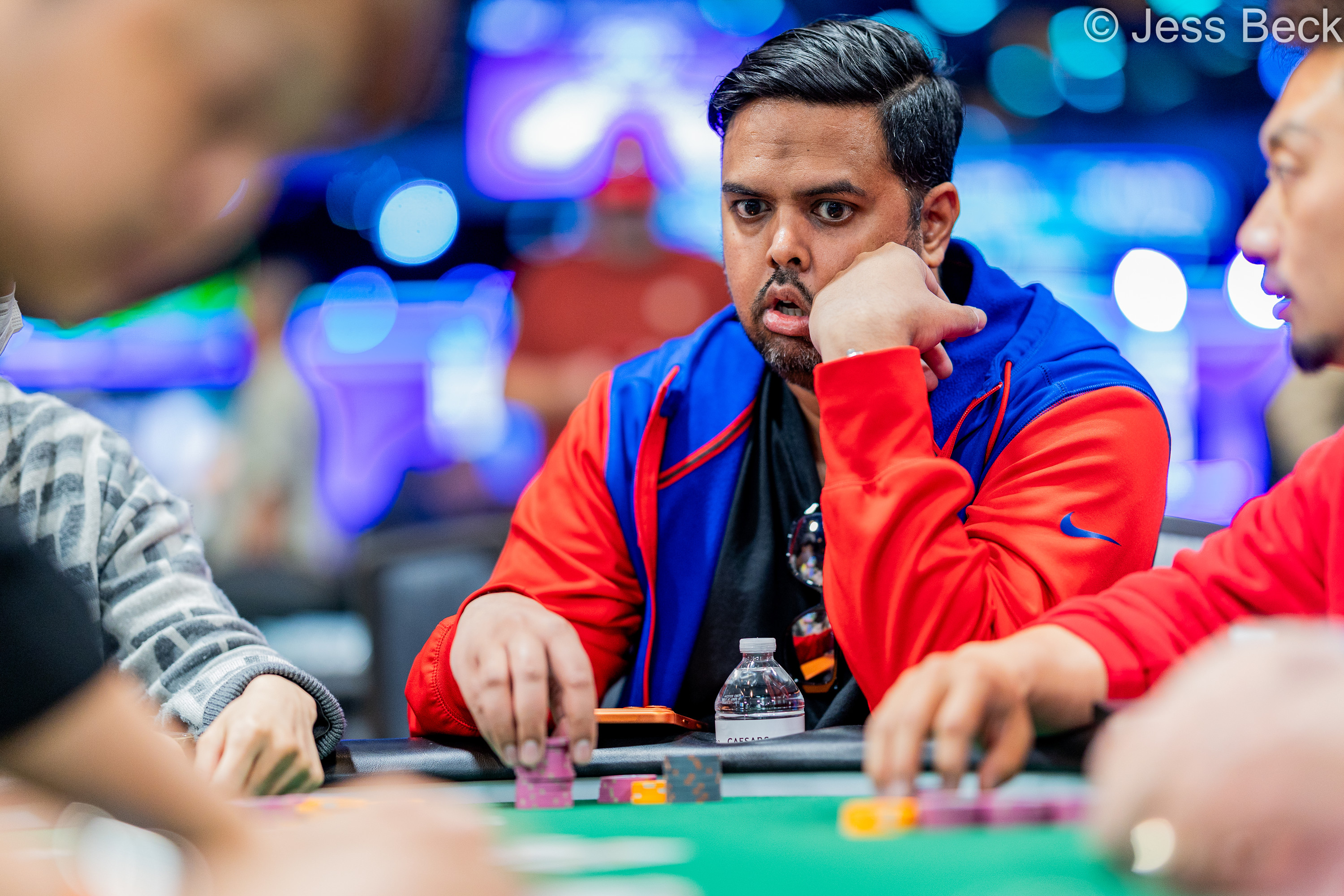 WSOP 主赛事泡沫期上演“清一色”VS“葫芦”的世纪对决 - EVO视讯