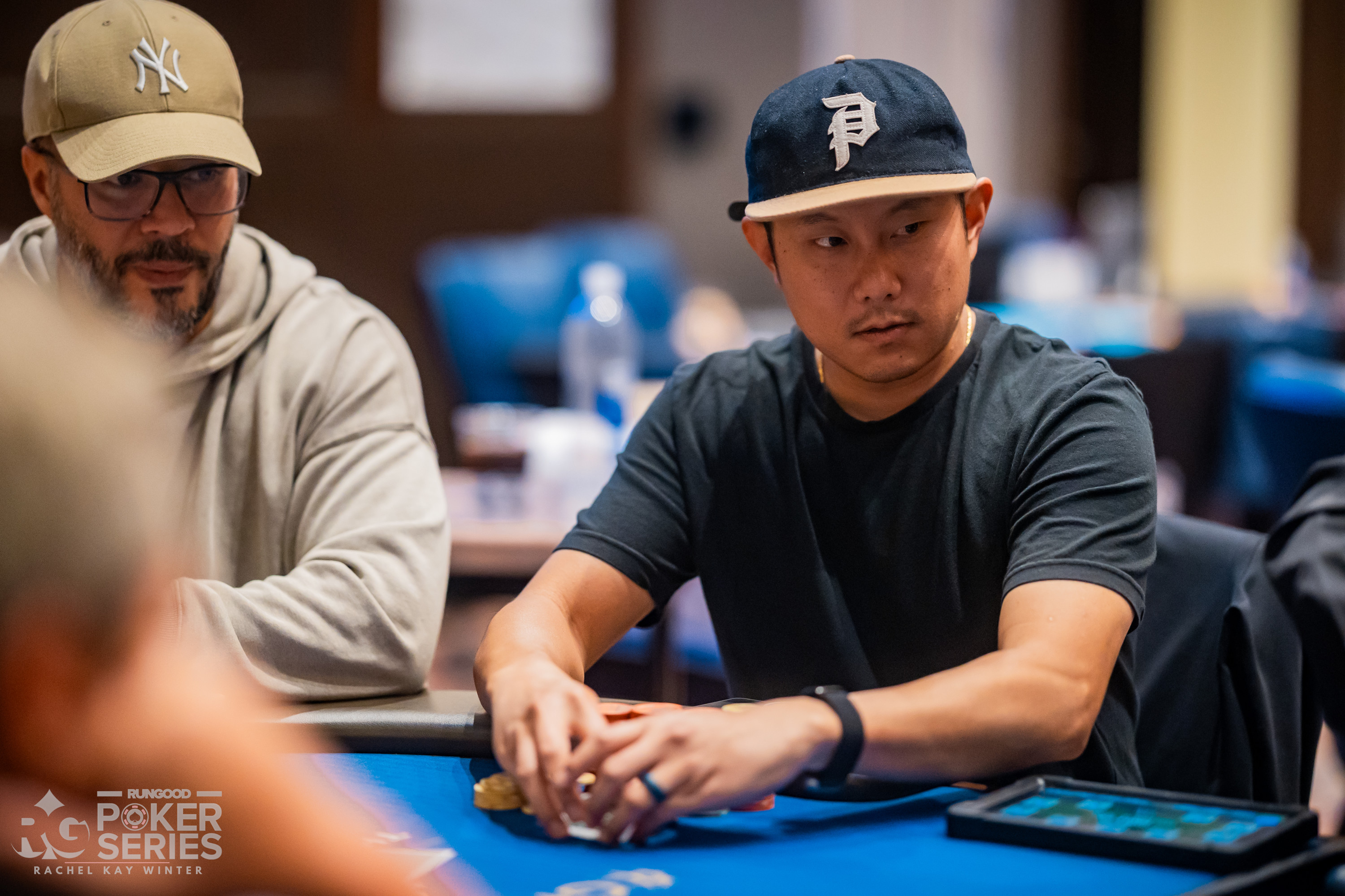 Xiong Thao 在 $400 PokerNews Cup 首日强势领跑，单日筹码占比近三成 - EVO真人娱乐 - EVO真人